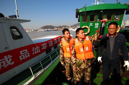12月27日,邊防民警在一艘可疑油船上進(jìn)行油品抽樣檢查。為預(yù)防和遏制海上柴油等成品油走私活動和非法買賣行為的發(fā)生,從12月27日開始,浙江舟山邊防支隊在舟山海域開展為期一個月的“亮劍護源”行動,嚴(yán)厲打擊海上成品油走私、非法買賣活動,維護正常能源市場秩序。新華社記者 徐昱 攝