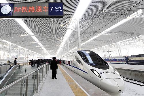 12月30日,長吉城際鐵路動車組停靠在吉林站。新華社記者 王昊飛 攝