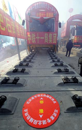 12月30日,中鐵十一局的鋪軌車到達(dá)石武客專湖北段終點(diǎn)。新華社記者 程敏 攝