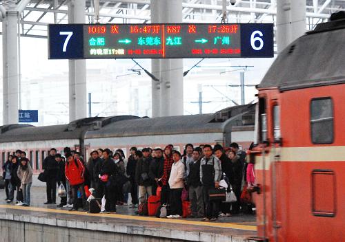 1月3日,旅客在江西九江火車站準(zhǔn)備乘車出行。新華社發(fā)(胡國林 攝)