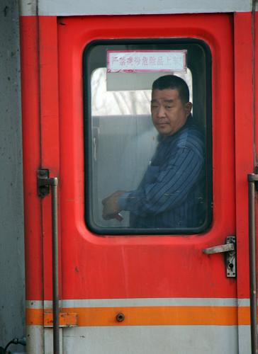 1月4日,在山東省臨沂市郯城縣火車站,一名乘客通過列車車窗向外張望。新華社發(fā)(張春雷 攝)