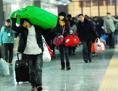 1月3日,旅客在江西九江火車站準(zhǔn)備乘車出行。新華社發(fā)(胡國林 攝)