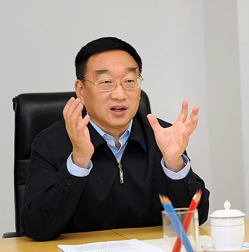 1月29日,《中共中央 國務院關于加快水利改革發(fā)展的決定》正式公布。這是新世紀以來的第8個中央一號文件,也是新中國成立62年來中共中央首次系統(tǒng)部署水利改革發(fā)展全面工作的決定。文件出臺了一系列針對性強、覆蓋面廣、含金量高的新政策、新舉措。水利部部長陳雷29日接受新華社獨家專訪,以權威的聲音回答社會各界關注的熱點話題。新華社記者 李濤 攝