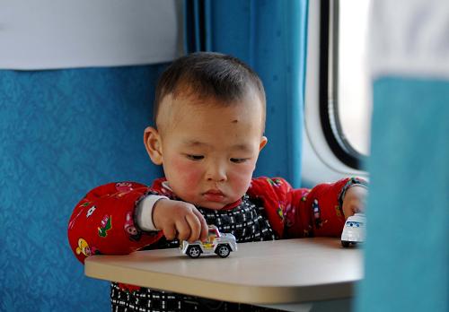 1月31日,一位小朋友在返鄉(xiāng)列車上玩汽車玩具。春節(jié)臨近,幾億中國人背起行囊,踏上返鄉(xiāng)路。回家的旅途即使再短也讓人們感覺度日如年,即使再快也不能滿足人們似箭的歸心。在旅途中,返鄉(xiāng)旅客的乘車百態(tài)構(gòu)成了春運火車上獨特的風(fēng)景。新華社記者 彭昭之 攝