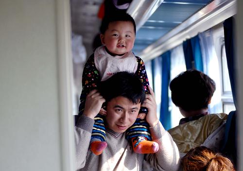 1月30日,一對從銀川返回湖南老家過年的父子在返鄉(xiāng)火車上閑逛。春節(jié)臨近,幾億中國人背起行囊,踏上返鄉(xiāng)路。回家的旅途即使再短也讓人們感覺度日如年,即使再快也不能滿足人們似箭的歸心。在旅途中,返鄉(xiāng)旅客的乘車百態(tài)構(gòu)成了春運火車上獨特的風(fēng)景。新華社記者 彭昭之 攝