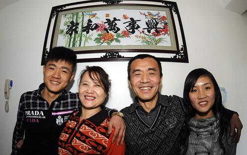 1月31日,王瑛、祝鳳蓮夫婦和他們的一雙兒女在客廳合影。新華社記者 王昊飛 攝