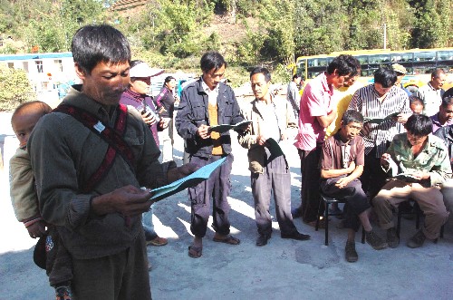 1月29日,寧洱哈尼族彝族自治縣同心鄉(xiāng)那柯里村村民在翻閱剛領(lǐng)到的林權(quán)證。 新華社記者 李啟華 攝