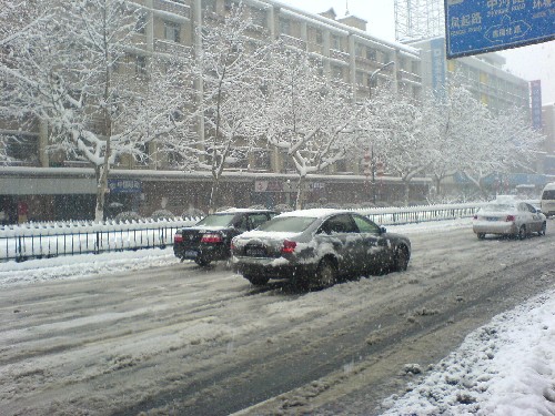 2月2日,杭州市區(qū)道路積雪嚴重,行車困難。 新華社記者 徐昱 攝