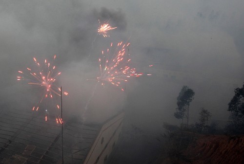 廣東佛山一組煙花爆竹倉(cāng)庫(kù)發(fā)生爆炸 2月14日拍攝的事故現(xiàn)場(chǎng)。 當(dāng)日3時(shí)30分左右,廣東佛山市三水區(qū)的20棟煙花爆竹倉(cāng)庫(kù)發(fā)生爆炸。 新華社發(fā)