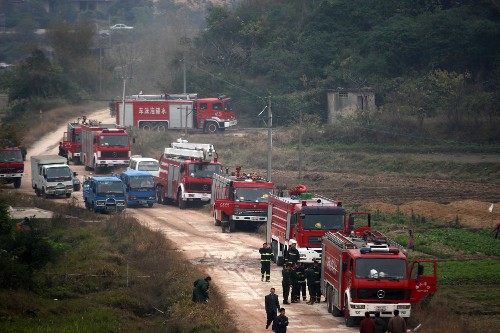 2月14日,消防官兵趕到事故現(xiàn)場(chǎng)開展救援。