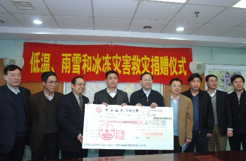 2月27日,外交部辦公廳主任張?chǎng)紊ㄓ椅澹┫蛎裾烤葹?zāi)救濟(jì)司司長(zhǎng)王振耀(左四)轉(zhuǎn)交捐款。當(dāng)日,外交部向民政部轉(zhuǎn)交海外華僑華人、留學(xué)生和駐外機(jī)構(gòu)工作人員等向我國遭受雨雪冰凍災(zāi)害地區(qū)第二批捐款2776萬元。截至目前,外交部共向民政部轉(zhuǎn)交捐款3338萬元。 新華社記者 金良快 攝