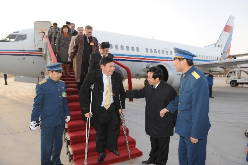 2月28日,新疆維吾爾自治區(qū)出席全國(guó)政協(xié)十一屆一次會(huì)議的全國(guó)政協(xié)委員乘飛機(jī)抵達(dá)北京西郊機(jī)場(chǎng)。 新華社記者 黃敬文 攝