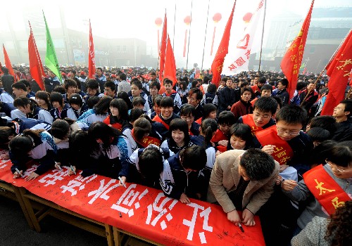 3月9日,志愿者在條幅上簽名。當(dāng)日,山西省“2008年保護(hù)母親河行動”在太原市濱河體育中心啟動,近兩千名志愿者參加了啟動儀式,他們將通過宣傳生態(tài)環(huán)保知識、參加義務(wù)植樹、拾撿白色垃圾等方式參與保護(hù)母親河行動。 “保護(hù)母親河行動”是由共青團(tuán)中央等在1999年發(fā)起的一項社會公益活動,旨在引導(dǎo)青少年和社會公眾更加普遍地參與資源節(jié)約和生態(tài)環(huán)保實踐。 新華社記者 燕雁 攝