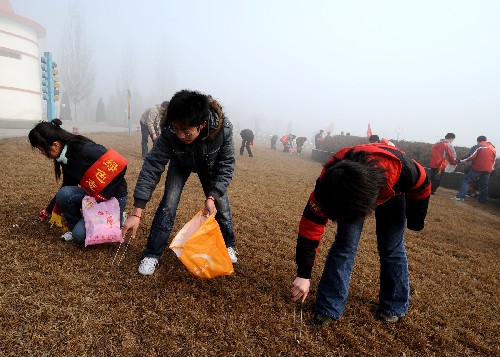 3月9日,志愿者在太原市汾河公園拾撿白色垃圾。 新華社記者 燕雁 攝