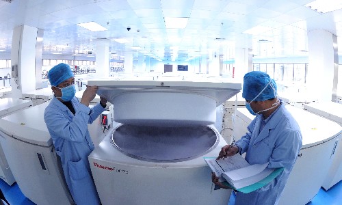 3月8日,工作人員在臍帶血超低溫冷凍庫記錄相關數(shù)據(jù)。中國唯一的干細胞工程產(chǎn)品產(chǎn)業(yè)化基地——天津市臍帶血造血干細胞庫,目前儲存總量已達10萬份,成為世界規(guī)模最大、儲存量最多的干細胞庫。天津市臍帶血造血干細胞庫是首批通過衛(wèi)生部執(zhí)業(yè)驗收的臍帶血造血干細胞庫之一,也是首批通過亞洲臍帶血庫組織驗收的臍帶血造血干細胞庫之一,在硬件設備、技術水平、質控標準、數(shù)據(jù)管理、冷凍儲存、醫(yī)學研發(fā)等方面均已達到世界領先水平。運營至今,該庫已接受國內(nèi)外配型查詢數(shù)千次,為患者查找到HLA(人類白細胞抗原)4個以上位點相合的無關供者臍帶血的幾率達到97%,提供相合供體的病例150例。 新華社記者 劉海峰 攝