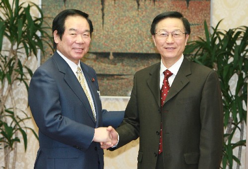 第二次中日財長對話會議在東京舉行 新華社照片,東京,2008年3月23日 第二次中日財長對話會議在東京舉行 3月23日,中國財政部長謝旭人(右)和日本財務(wù)大臣額賀福志郎在日本首都東京舉行會談。當(dāng)天,第二次中日財長對話會議在東京舉行。 新華社記者任正來攝
