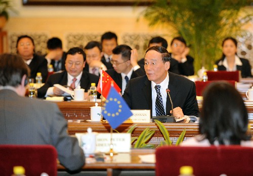 4月25日,首次中歐經(jīng)貿(mào)高層對(duì)話在北京人民大會(huì)堂舉行,中國(guó)國(guó)務(wù)院副總理王岐山和歐盟委員會(huì)貿(mào)易委員曼德?tīng)柹餐鞒帧?新華社記者 馬占成 攝