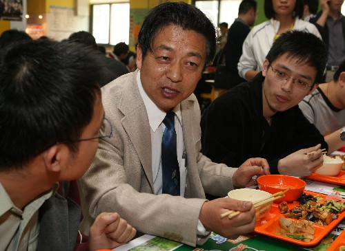 4月29日,全國道德模范張?jiān)迫ㄇ白蠖┰诒本┲袊嗄暾螌W(xué)院學(xué)生食堂里與青年學(xué)生共同進(jìn)餐和交流。當(dāng)日,全國道德模范張?jiān)迫?、黃來女在中國青年政治學(xué)院與學(xué)生們展開面對面的交流,拉開了“全國道德模范在京巡講――與青年話成長”活動的序幕。 新華社記者 袁滿 攝