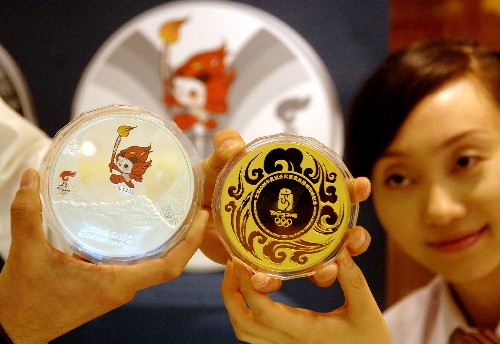 4月29日,工作人員展示“北京2008年奧運(yùn)圣火登頂珠穆朗瑪峰”金銀紀(jì)念章。當(dāng)天,經(jīng)北京奧組委授權(quán),由中國(guó)金幣總公司發(fā)行的“北京2008年奧運(yùn)圣火登頂珠穆朗瑪峰”金銀紀(jì)念章在京首發(fā)。據(jù)介紹,該套紀(jì)念章共有五種規(guī)格,設(shè)計(jì)圖案包括2008年北京奧運(yùn)會(huì)會(huì)徽和奧運(yùn)福娃“歡歡”手持奧運(yùn)火炬登上珠穆朗瑪峰的造型等。 新華社發(fā)