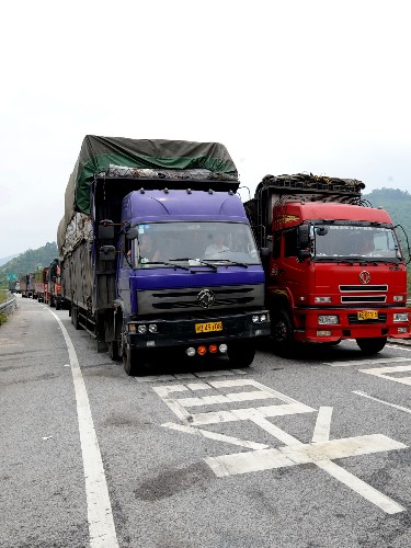 這是從廣西南友高速公路進(jìn)入憑祥口岸等待出境的貨車(4月29日攝)。 新華社記者 張愛林 攝