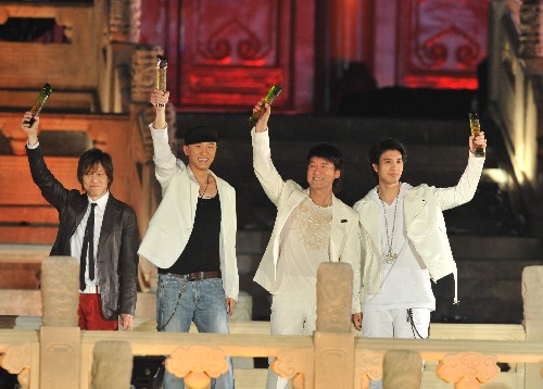 這是部分獲得北京2008年奧運會優(yōu)秀歌曲獎的歌手、音樂人在頒獎儀式上。 新華社記者 羅曉光 攝