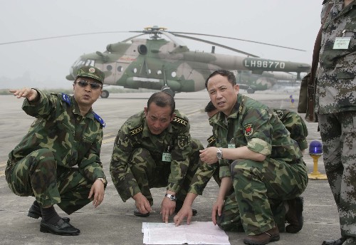 塞湖搶險(xiǎn)部隊(duì)人員、裝備齊聚綿陽(yáng)機(jī)場(chǎng)(5月24日攝)。 5月25日,唐家山堰塞湖上空云霧籠罩,能見(jiàn)度極差,偵察機(jī)飛至安縣附近就已無(wú)法看清前方情況,無(wú)法運(yùn)入大型挖掘設(shè)施。米-17直升機(jī)返回綿陽(yáng)機(jī)場(chǎng)。 新華社記者王建民攝