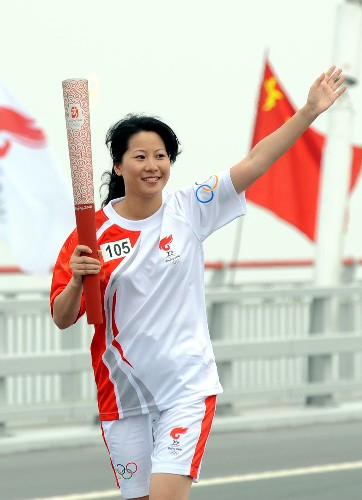 奧運(yùn)圣火在南通傳遞 5月25日,火炬手、乒乓球奧運(yùn)冠軍李菊在蘇通大橋上進(jìn)行傳遞。當(dāng)日,北京奧運(yùn)會(huì)圣火在江蘇南通傳遞。 新華社記者孫參攝