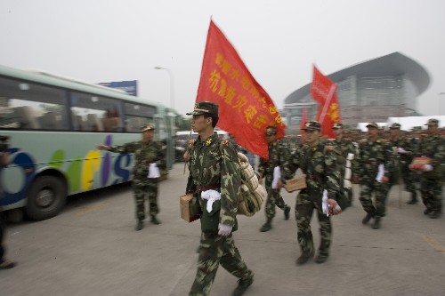 武警官兵準(zhǔn)備徒步突進唐家山堰塞湖大壩 5月25日,武警水電部隊官兵在綿陽機場的營地,準(zhǔn)備上車駛往唐家山堰塞湖方向。 當(dāng)日,約150名武警水電部隊官兵從綿陽機場出發(fā)前往北川地區(qū),準(zhǔn)備徒步前往唐家山堰塞湖大壩。 新華社記者朱煒攝