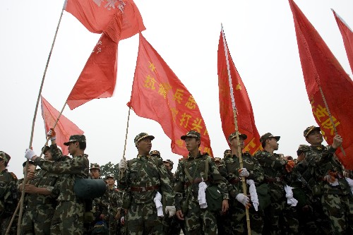 5月25日,武警水電部隊官兵在綿陽機場的營地集合。 當(dāng)日,約150名武警水電部隊官兵從綿陽機場出發(fā)前往北川地區(qū),準(zhǔn)備徒步前往唐家山堰塞湖大壩。 新華社記者朱煒攝