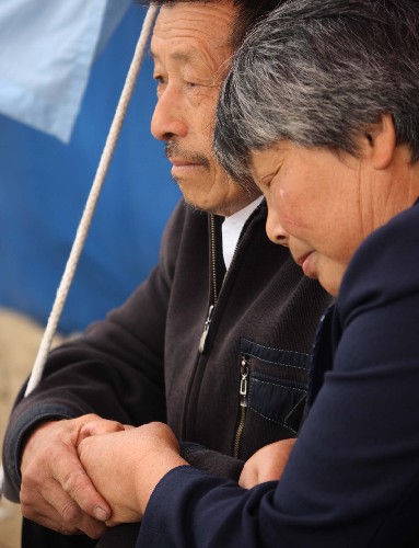 愛讓我們更堅(jiān)強(qiáng) 5月25日,在四川省綿竹市的一個(gè)受災(zāi)群眾安置點(diǎn),一對(duì)老人相擁而坐。 “5·12”汶川大地震發(fā)生以來,大批的部隊(duì)官兵、黨員干部和志愿者趕來災(zāi)區(qū)開展救援行動(dòng),向?yàn)?zāi)區(qū)群眾伸出援助之手,受災(zāi)群眾的衣、食、住等都有了保障。在大愛面前,災(zāi)區(qū)群眾漸漸戰(zhàn)勝災(zāi)難帶來的悲傷,開始以堅(jiān)強(qiáng)的形象重新站立起來,重建家園,生產(chǎn)自救,并用行動(dòng)傳遞愛的力量,續(xù)寫愛的篇章。 新華社記者 李剛 攝