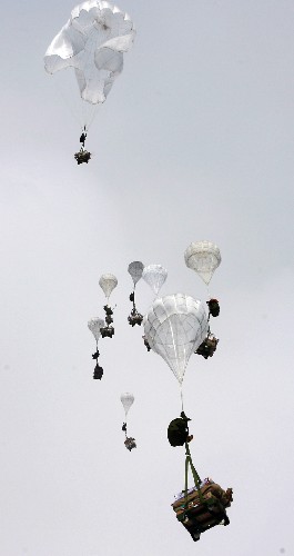 空中生命通道 5月24日,空降兵駐豫某部向青川縣的鄉(xiāng)鎮(zhèn)空投救援物資。 目前,四川青川縣個別鄉(xiāng)鎮(zhèn)難以通行,空中救援物資成為這些鄉(xiāng)鎮(zhèn)的主要補給通道。 新華社發(fā)(陳曉東 攝)
