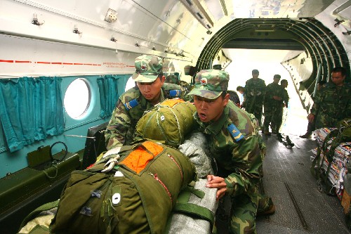 5月22日,空降兵駐豫某部戰(zhàn)士將救災物資運進飛機用于向青川縣的鄉(xiāng)鎮(zhèn)空投。 目前,四川青川縣個別鄉(xiāng)鎮(zhèn)難以通行,空中救援物資成為這些鄉(xiāng)鎮(zhèn)的主要補給通道。 新華社發(fā)(陳曉東 攝)