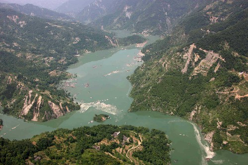 唐家山一帶受阻河道水面上升較快。由于水量過大,一旦堤壩坍塌會對下游構(gòu)成極大威脅。目前,有關(guān)方面正在組織全力排險(5月22日攝)。根據(jù)航空遙感資料和專家實(shí)地調(diào)查初步分析,目前四川大地震災(zāi)區(qū)發(fā)現(xiàn)34處堰塞湖,其中8處水量在300萬立方米以上。 新華社記者王建民攝