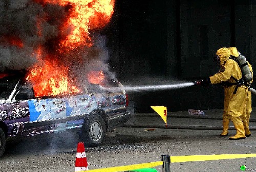 6月25日,專業(yè)反恐隊員在“染毒區(qū)域”處置燃燒車輛。當日,代號為“浦江4號”的反恐怖綜合演習(xí)在上海浦東源深體育中心拉開帷幕,本次演習(xí)包括“處置爆炸恐怖襲擊事件”“處置化學(xué)恐怖襲擊事件”“處置劫持人質(zhì)恐怖襲擊事件”等部分,旨在提高反恐怖專業(yè)處置能力和水平,實現(xiàn)“平安奧運”目標。上海是2008北京奧運會協(xié)辦城市之一,有多場次奧運比賽在上海舉行。 新華社記者 陳飛 攝