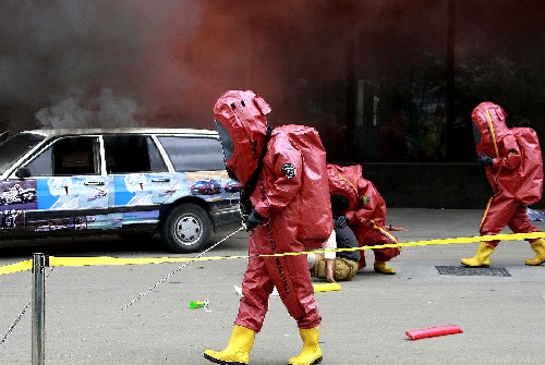 6月25日,專業(yè)反恐隊員在對“染毒區(qū)域”進行快速處置。 新華社記者 陳飛 攝