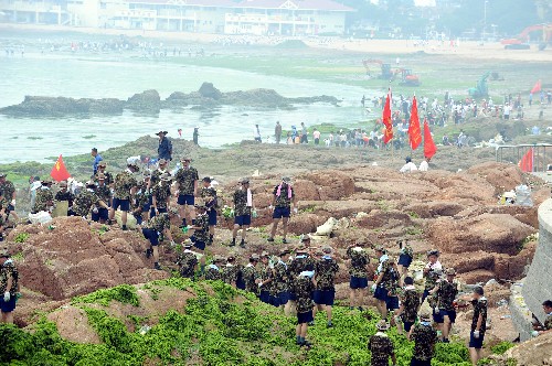 7月4日,駐青部隊(duì)在青島灣清理滸苔。7月3日,青島市政府召開(kāi)新聞發(fā)布會(huì)通報(bào),青島近海滸苔清理取得階段性進(jìn)展。據(jù)青島市滸苔處理指揮部陸域工作組及青島市海洋與漁業(yè)局分別提供的數(shù)據(jù),截至7月2日,青島岸邊打撈清理清運(yùn)滸苔14萬(wàn)多噸,海上累計(jì)打撈滸苔超過(guò)14.5萬(wàn)噸。 新華社記者 范長(zhǎng)國(guó) 攝