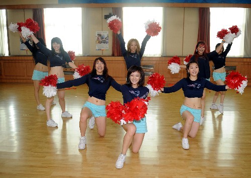7月4日,拉拉操隊(duì)員在進(jìn)行現(xiàn)場(chǎng)表演展示。 新華社記者 羅曉光 攝