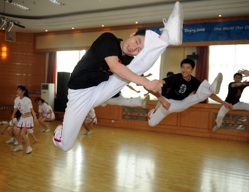 7月4日,拉拉操隊(duì)員在進(jìn)行現(xiàn)場(chǎng)表演展示。 新華社記者 羅曉光 攝