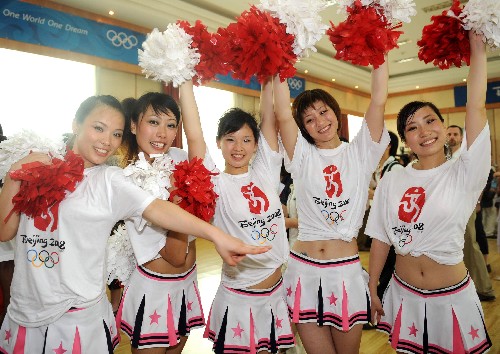 7月4日,拉拉操隊(duì)員在進(jìn)行現(xiàn)場(chǎng)表演展示。 新華社記者 羅曉光 攝