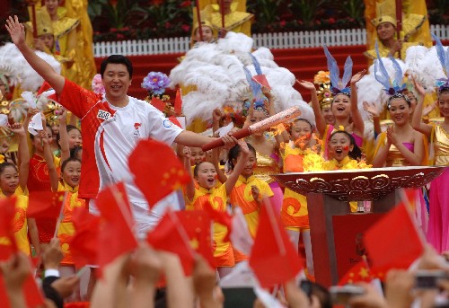 7月4日,火炬手王立彬點(diǎn)燃圣火盆。當(dāng)日,北京奧運(yùn)會(huì)圣火在陜西西安傳遞。 新華社記者 丁海濤 攝