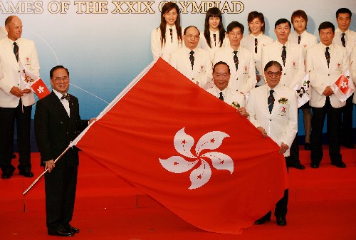 7月4日,中國香港特區(qū)行政長官曾蔭權(前左)將中國香港特區(qū)區(qū)旗授予中國香港奧運代表團團長許晉奎(前右二)。當日,“第29屆奧林匹克運動會中國香港代表團授旗典禮”在香港舉行。中國香港代表團一行72人將參加在北京舉行的第29屆奧運會,其中34名運動員將在11個項目中展開角逐。 新華社記者 周磊 攝