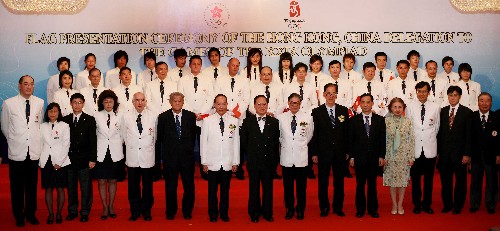 7月4日,中國香港特區(qū)行政長官曾蔭權(前中)在授旗典禮上與代表團成員、出席嘉賓合影。 新華社記者 周磊 攝