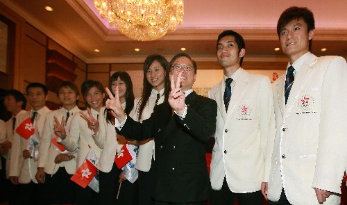 7月4日,中國香港特區(qū)行政長官曾蔭權(右三)在授旗典禮結束后與代表團成員合影。當日,“第29屆奧林匹克運動會中國香港代表團授旗典禮”在香港舉行。 新華社記者 周磊 攝