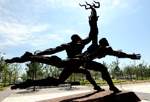 安放在奧林匹克森林公園中心區(qū)的雕塑作品《圣火接力》(7月6日攝)。 新華社記者 王頌 攝