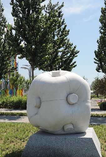 安放在奧林匹克森林公園中心區(qū)的雕塑作品《充》(7月6日攝)。 新華社記者 王頌 攝