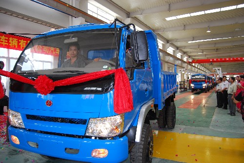 7月13日,一批新農(nóng)用汽車駛下生產(chǎn)線。 新華社記者 梁思奇 攝