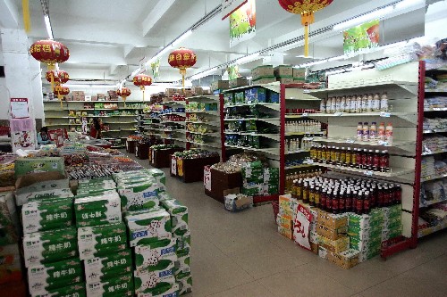 7月17日拍攝的汶川縣城一家已經(jīng)恢復(fù)營(yíng)業(yè)的超市。 新華社記者 魯金博 攝