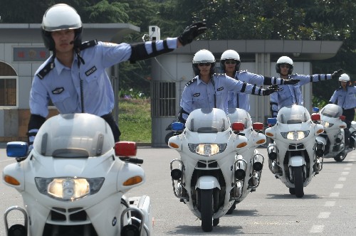 7月17日,上海交警總隊(duì)機(jī)動(dòng)支隊(duì)舉辦“迎奧運(yùn)、強(qiáng)技能、練精兵”業(yè)務(wù)技能比武競(jìng)賽,交警展示車(chē)輛操控技能。競(jìng)賽內(nèi)容包括公路綜合行車(chē)、綜合繞樁、蝴蝶繞樁等項(xiàng)目,旨在全面考察交警車(chē)輛操控技能,為奧運(yùn)交通警衛(wèi)工作提供有力保障。 新華社發(fā)