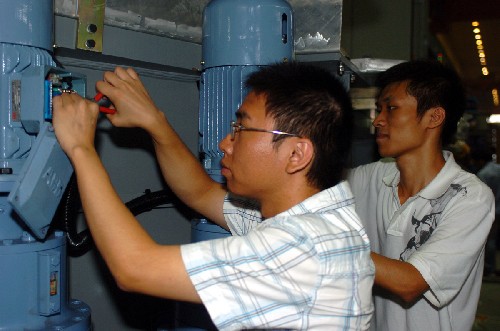 7月17日,浙江大學(xué)畢業(yè)生王鵬(左)與電子科技大學(xué)畢業(yè)生郭自強(qiáng)(河南洛陽(yáng)人)在東汽車(chē)間實(shí)習(xí)。日前,一批批今年畢業(yè)的大學(xué)生從北京、浙江、陜西等地來(lái)到地震重災(zāi)區(qū)——四川德陽(yáng)參加工作,在這里扎下了根,為災(zāi)區(qū)的恢復(fù)生產(chǎn)和災(zāi)后重建奉獻(xiàn)他們的青春和熱血。 新華社記者 葉建平 攝
