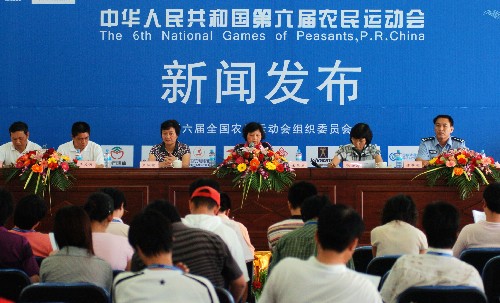 第六屆全國(guó)農(nóng)運(yùn)會(huì)三項(xiàng)提前比賽新聞發(fā)布會(huì)現(xiàn)場(chǎng)(9月4日攝)。9月4日,第六屆全國(guó)農(nóng)運(yùn)會(huì)三項(xiàng)提前比賽新聞發(fā)布會(huì)在福建泉州第六屆農(nóng)運(yùn)會(huì)主新聞中心舉行。據(jù)介紹,第六屆全國(guó)農(nóng)民運(yùn)動(dòng)會(huì)游泳、健身秧歌和風(fēng)箏項(xiàng)目的比賽將于9月5日至12日在福建泉州提前舉行,三個(gè)項(xiàng)目共計(jì)產(chǎn)生85枚金牌。臺(tái)灣首次組團(tuán)將參加第六屆全國(guó)農(nóng)運(yùn)會(huì)競(jìng)技項(xiàng)目,開(kāi)幕式將于10月26日在泉州舉行。 新華社記者 魏培全 攝